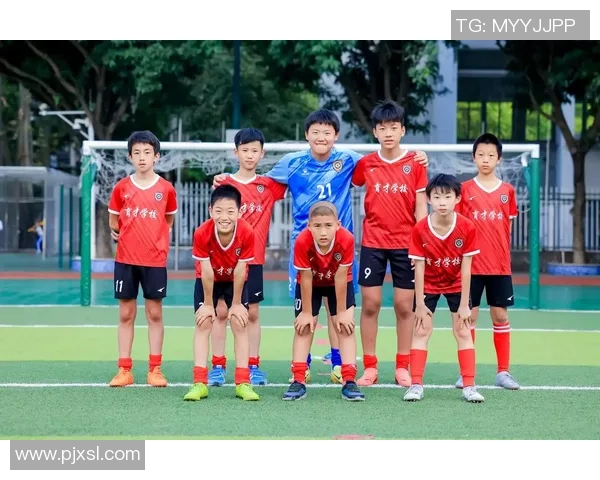 阳光下踢足球的小男孩与伙伴们的快乐时光